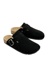 Zueco tipo slip-on color negro con tira y hebilla metálica regulable, diseño cerrado en la parte delantera y suela de corcho.