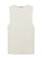 Top de punto fino color blanco crudo, sin mangas, con cuello redondo y tirantes anchos, de diseño entallado y recto.