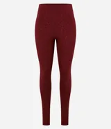 Conjunto deportivo color borgoña con estampado animal print de leopardo, compuesto por un top deportivo de breteles anchos y calza legging de tiro alto.