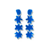 Aros colgantes azules con diseño de estrellas y forma irregular.