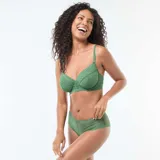 Shorty de encaje color verde, con diseño de encaje floral y bordes festoneados.
