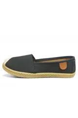 Panchas modelo FE110 de color camel, con puntera tejida texturizada y suela de yute trenzado.