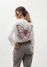 Remera de algodón peletizado, de corte holgado con mangas caídas y estampa de mariposa en color bordó en la espalda.