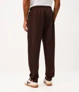 Pantalón jogger marrón, con cintura elástica y puños ajustados en los tobillos.