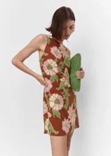 Vestido corto de lino y viscosa con cuello redondo y tirantes anchos. Presenta un diseño recto con espalda descubierta y un estampado floral en tonos marrones, verdes y rosados.