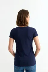 Remera de cuello redondo y manga corta, con diseño básico y ajuste entallado.