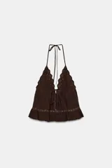 Top halter de gasa color marrón, con escote en V profundo y detalles de bordados a tono. Cuenta con cierre de lazadas en el cuello y en la parte delantera.