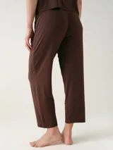 Pantalón para dormir de viscosa rosada, de pierna recta, con cintura elastizada y cordón ajustable a tono.