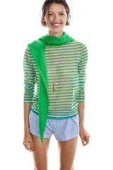 Jersey de punto fino con cuello redondo y manga larga, con estampado de rayas horizontales en tonos verde lima, celeste y beige.