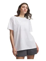 Remera de manga corta Under Armour con corte holgado y hombros caídos. Presenta cuello acanalado y un gráfico con el logo de la marca en letras cursivas tono sobre tono en el frente.
