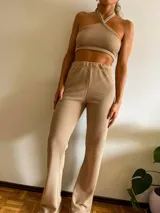 Pantalón de punto color arena, de corte recto y cintura elástica.