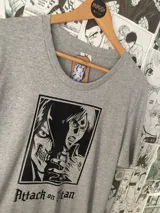 Remera gris con estampado de Eren Jaeger y el Titán de Ataque del anime Shingeki no Kyojin (Attack on Titan).