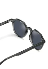 Lentes de sol redondos color champagne con lentes grises. Fabricados con acetato biodegradable y lentes de PMMA reciclado.