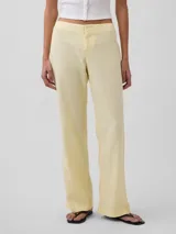 Pantalón de tiro bajo color blanco, de corte recto y holgado.