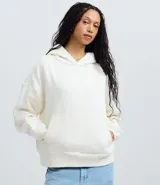 Buzo con capucha de corte holgado, confeccionado en tejido de algodón con felpa. Presenta bolsillo tipo canguro en el frente, mangas largas con puños canelados y ruedo al tono.