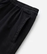 Bermuda masculina de sarga texturizada en color negro, con cintura elástica y ajuste mediante cordón. Presenta un corte regular, bolsillos laterales y un bolsillo trasero aplicado.