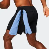 Short deportivo negro de alto rendimiento con cintura elástica y cordón ajustable. Cuenta con múltiples bolsillos, incluyendo opciones con cremallera y ocultos, y un pequeño logo reflectante en el dobladillo inferior.