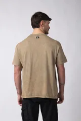 Remera de algodón con efecto gastado y acabado vintage, de corte semi oversize y cuello redondo.