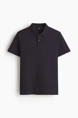 Remera polo de manga corta en punto jacquard de mezcla de algodón, con cuello clásico y tapeta de dos botones. Presenta un corte entallado slim fit.