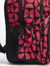 Mochila negra con tres compartimentos con cierre y dos bolsillos laterales abiertos con elástico.