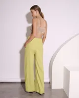 Top color beige con detalles de encaje y breteles finos regulables.