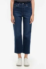 Jeans de tiro alto color azul oscuro, corte recto y largo al tobillo.