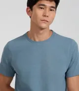 Remera celeste de algodón acanalado, corte slim fit, cuello redondo y mangas cortas.