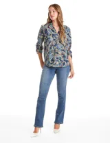 Blusa de gasa con estampado de estilo paisley en tonos azules, marrones y celestes. Presenta cuello a la base con escote en V y mangas largas con sistema de ajuste mediante presilla y botón.