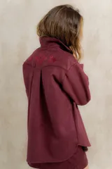 Camisa estilo western color borgoña, confeccionada en gamuza sintética con bordado en la espalda. Corte holgado, puede usarse como camisa o sobrecamisa.