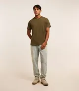 Remera básica de hombre con cuello redondo y mangas cortas, confeccionada en algodón. Presenta un corte regular que se ajusta de forma anatómica al cuerpo.