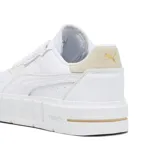 Championes Puma Cali Court Match color blanco con detalles en beige en el talón y la lengüeta.