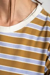 Remera de algodón peinado con diseño de rayas horizontales en tonos mostaza y lila, de corte al cuerpo y manga corta.