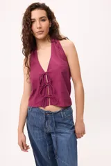 Chaleco blanco de lino y algodón, con escote halter y tiras finas para atar en el frente. Espalda descubierta.