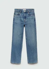 Jeans de tiro medio con diseño recto y cinco bolsillos. Presenta cierre de cremallera y botón, con detalle de tachuelas decorativas.