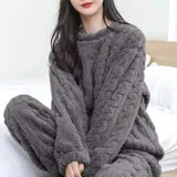 Conjunto de pijama de dos piezas confeccionado en plush suave con textura de ochos. Incluye una remera de manga larga con cuello redondo y un pantalón de corte recto con cintura elástica.