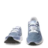 Championes de running New Balance modelo Fresh Foam Arishi, color azul con detalles en celeste y blanco, entresuela con tecnología Fresh Foam y suela de goma.