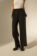 Pantalon de vestir negro con acabado brillante tipo glitter, de corte ancho y tiro alto.