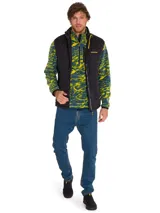Chaleco acolchado negro con diseño de rombos, cierre frontal completo y logo de la marca Caterpillar en el pecho. Cuenta con bolsillos laterales y es resistente al agua y al viento.
