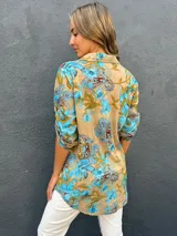 Sobrecamisa de algodón y viscosa con estampado floral y paisley en tonos turquesa, camel y marrón chocolate, con cuello camisero y cierre frontal de botones.