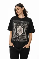 Remera de algodón de manga corta y cuello redondo, con diseño holgado y estampado frontal con motivos florales y texto.