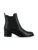 Bota tipo Chelsea de cuero negro con diseño combinado, presentando cuero liso en el frente y cuero con textura de reptil en el talón. Cuenta con paneles elásticos laterales y taco cuadrado bajo.