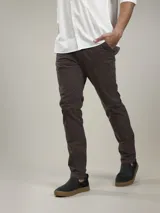 Pantalón de gabardina azul marino, corte slim fit, con bolsillos laterales y traseros.