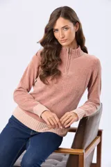 Buzo tejido combinado de color beige, con cuello alto, medio cierre metálico y puños y ruedo acanalados en tono tostado.