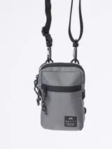 Morral gris Rusty Fugel con compartimento principal y bolsillo delantero con cierre, correa ajustable y desmontable, y etiqueta de la marca en la parte inferior.
