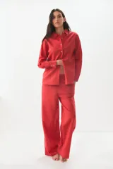 Camisa de lino y algodón color rojo, con cuello clásico, cierre frontal de botones y mangas largas con puños.