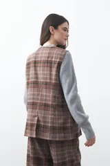 Chaleco de sastrería con estampado de cuadros en tonos tierra, diseño estructurado con escote en V y cierre frontal con botones.