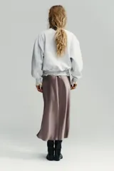 Sudadera de felpa de algodón con cuello redondo, manga larga y acabados en rib en puños y ruedo.