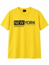 Remera amarilla de manga corta y cuello redondo, con estampa frontal tipográfica que dice "NEW YORK INDUSTRIAL CITY CLUB".