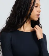 Body básico de poliamida y elastano color borgoña, con cuello redondo y mangas largas.