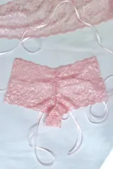 Short de tiro medio confeccionado en puntilla elastizada color beige claro, con diseño floral y fundillo de algodón 100%.